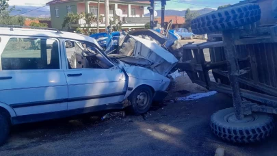 Uşak’ta otomobil traktöre çarptı: Sürücü yaralandı