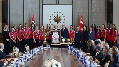 Cumhurbaşkanı Erdoğan, Avrupa şampiyonu A Milli Kadın Voleybol Takımı'nı kabul etti