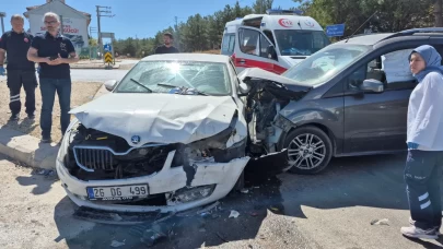 Eskişehir’de hafif ticari araç ile otomobil çarpıştı