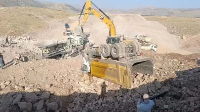 Malatya’da hafriyat kamyonu şantiyede devrildi