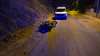 Bursa'da motosiklet kazası! Aydınlatma direğine çarpan 2 kişi ağır yaralandı