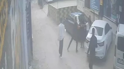Şiddet gören kadını kurtarmak isterken bıçaklandı