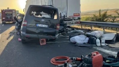 Minibüs TIR'a arkadan çarptı: 2 ölü, 2 ağır yaralı