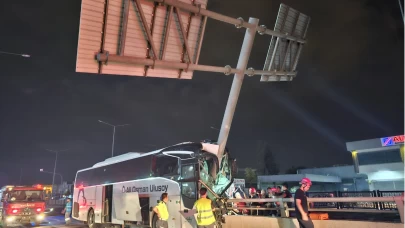 Adana’da yolcu otobüsü alt geçit duvarına çarptı: 11 yaralı