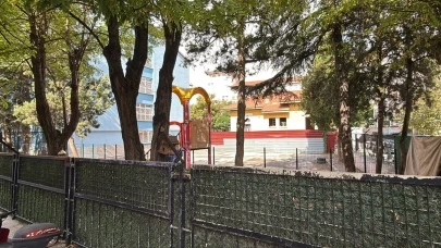 Okul yakınındaki çöp konteynerinde peş peşe patlama!