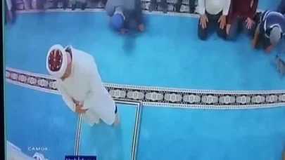 Camide namaz kılarken kediye tekme atan şahıs gözaltında!
