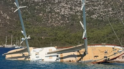 Kayalıklara çarparak yan yatan 36 metrelik lüks gulet sulara gömüldü!