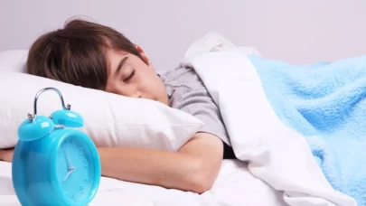 Düzenli uyuyan çocuklar okulda daha başarılı oluyor