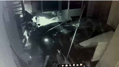 Mersin’de kontrolden çıkan otomobil oto galerisine girdi