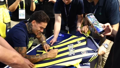 Fenerbahçeli Ederson, imza gününde taraftarlarla buluştu