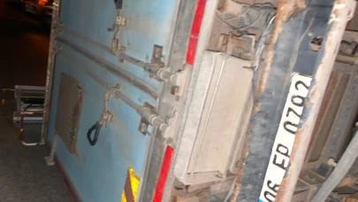 Kahramankazan’da kamyonet kepçeye çarptı