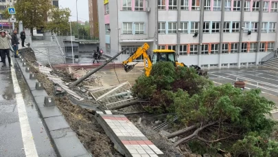 Sağanak nedeniyle ilkokulun istinat duvarı çöktü!