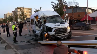 Arnavutköy'de servis minibüsü park halindeki dev kamyona çarptı