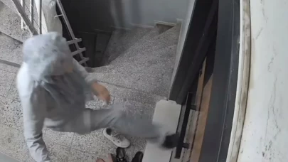 Komşu dehşeti! Matkapla kapısını deldi