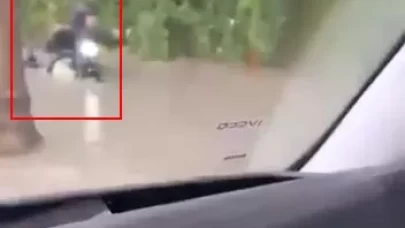 İstanbul’da sağanak motosikletliye zor anlar yaşattı: Sulara gömüldü