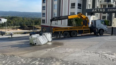 Bursa'da kamyondan düşen tanklardan asit aktı