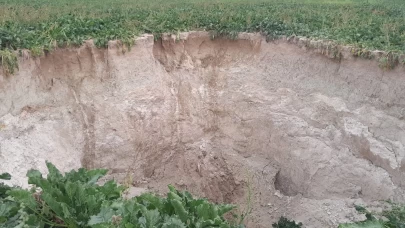 Karapınar'da pancar tarlasında korkutan görüntü! 15 metre çapında obruk oluştu