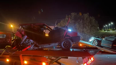 Kayseri'de 2 otomobil kafa kafaya çarpıştı