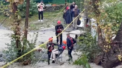 Sapanca’da dere taştı, köprü yıkıldı! Mahsur kalan 8 kişi halatla kurtarıldı