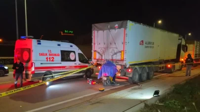 Balıkesir’de motosiklet tıra çarptı