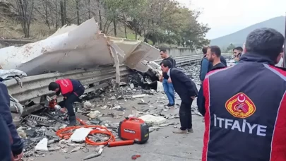 Sinop'ta palamut yüklü kamyon devrildi: Sürücü hayatını kaybetti