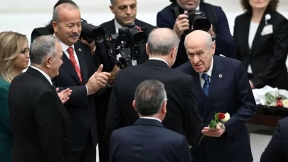 TBMM’de dikkat çeken kare: MHP Lideri Bahçeli'den Cumhurbaşkanı Erdoğan’a kırmızı-beyaz güller