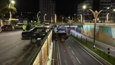 Demir korkuluklara çarpan otomobil askıda kaldı!