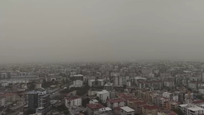 Suriye’den geldi, şehri kapladı! Gökten resmen toz yağdı
