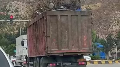 Antakya-İskenderun yolunda tır yürekleri ağıza getirdi: Tehlike anları kameraya yansıdı!