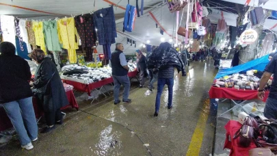 Bolu'da aniden bastıran sağanak hayatı felç etti