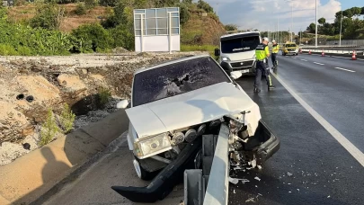 Antalya'da otomobil demir bariyerlere ok gibi saplandı