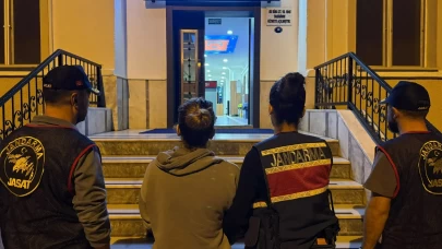 Firari kadın saklandığı gizli bölmede kıskıvrak yakalandı