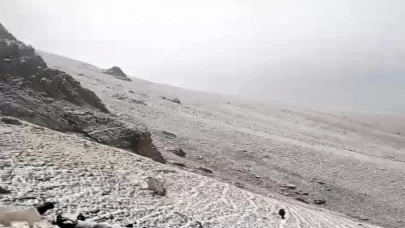 Mevsimin ilk karı düştü: Çakmak Dağı beyaza büründü