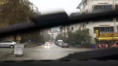 Tunceli’de şiddetli yağış sürücüyü yolda bıraktı! O anlar kamerada