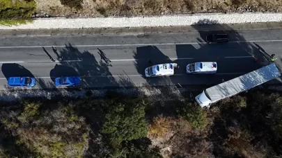 TIR'a çarpan kamyonet devrildi: 4 yaralı