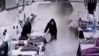 Yıkılan binadan kopan betonlar atölye duvarını deldi