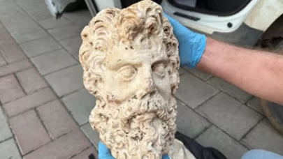 İzmir’de yaklaşık 2 bin yıllık mermer Zeus heykel başı bulundu