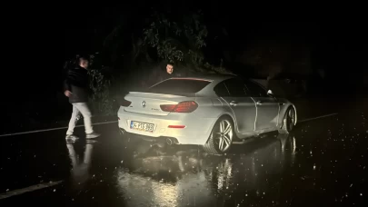 Zonguldak'ta yağış sonrası yamaçtan kayalar koptu!