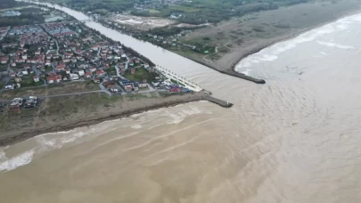 Sakarya Nehri Karadeniz’e aktı, denizin rengi değişti!