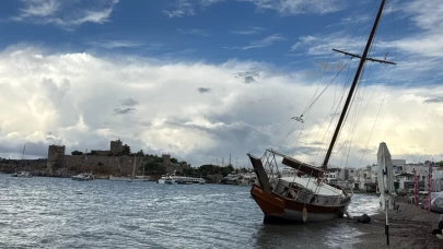Bodrum'da etkili sağanak! Milyonlarca liralık tekne karaya oturdu