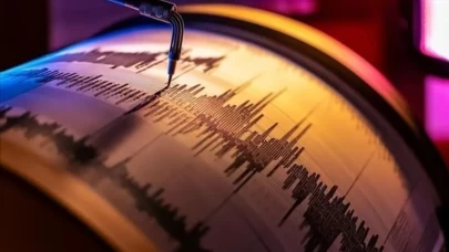 Ege Denizi gece yarısı peş peşe sallandı! 7 dakika içinde iki deprem