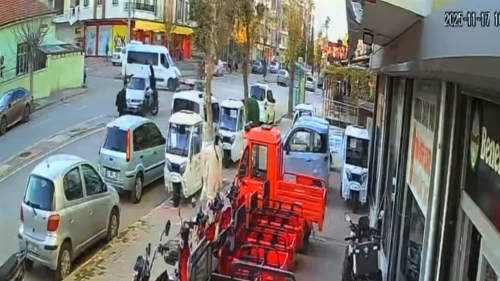 Otomobil bisikletli çocuğu havaya fırlattı!