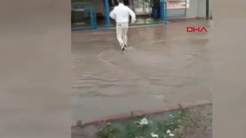 Adana’da sağanak yağış hayatı felç etti