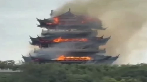 Çin’de ziyaretçi hatası 1500 yıllık tapınakta yangın çıkardı