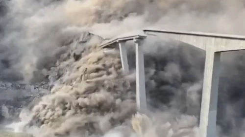 Çin’de yeni yapılan Hongqi Köprüsü çöktü