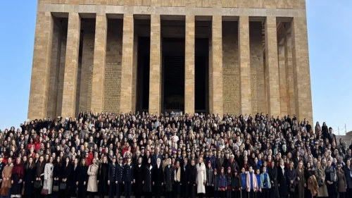 Bakan Göktaş, kadınlarla birlikte Anıtkabir'i ziyaret etti