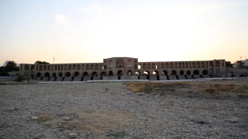 İran’da çökme tehlikesi: Zeminde 40 santimetreye varan çöküntüler