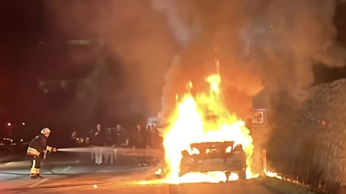 Samsun’da seyir halindeki lüks otomobil alevlere teslim oldu