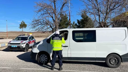Burdur’da jandarmadan sıkı denetim: Yüzlerce sürücüye ceza kesildi