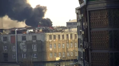 İstanbul'da bir binayı alevler sardı! Bölgeye ekipler sevk edildi